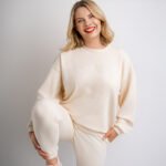 Bluza dresowa i spodnie do pracy - waniliowe z haftem - przód