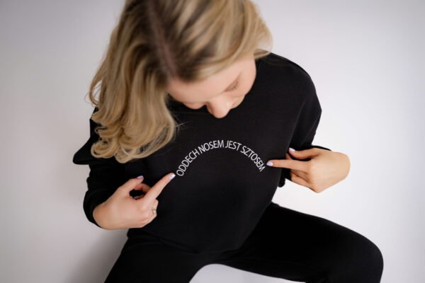 Ubrania dla logopedów - Bluza czarna z haftem